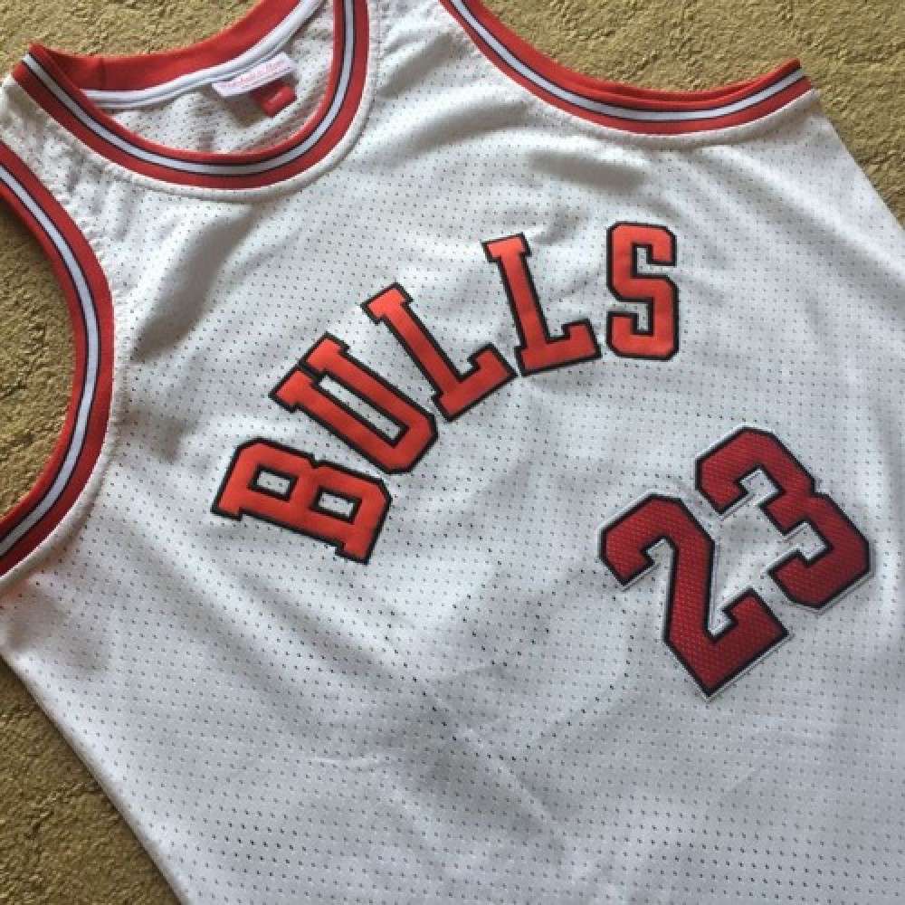 Men's Chicago Bulls Michael Jordan #23 Throwback White 1984-85 Hardwood Classics Player Jersey-Pro Kit Vault | Brand New 26/27 Sports Jerseys